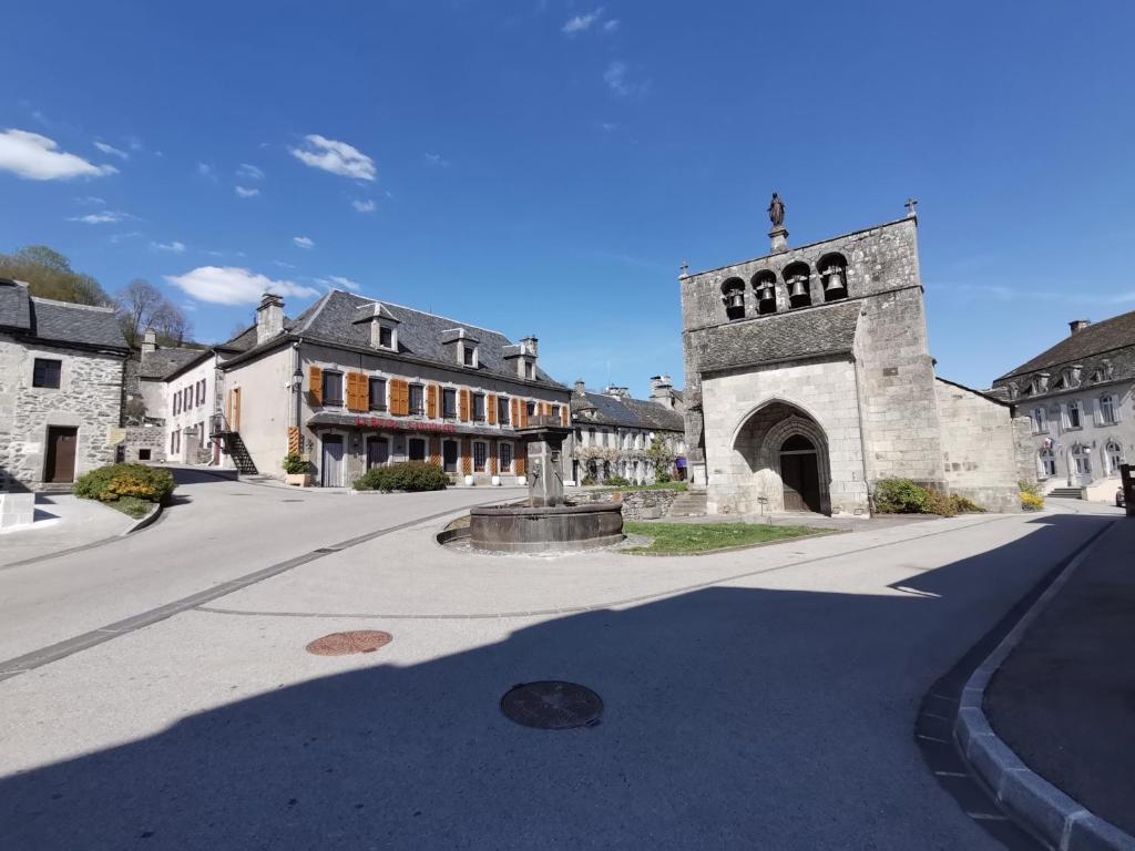 Maison d'hôtes La Ruche Cantalienne La ruche cantalienne 23 Route Des 3 Tilleuls, 15400 Saint-Étienne-de-Chomeil