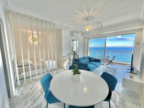 Appartement « LA SUITE »Superbe appartement NEUF, Front de mer 960 Promenade du Soleil Menton