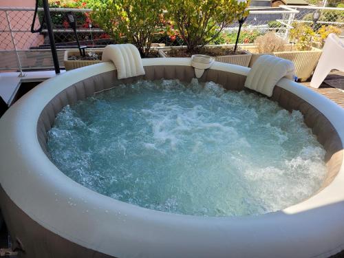 La terrasse, jacuzzi et vue mer à 100m de la plage Donville-les-Bains france