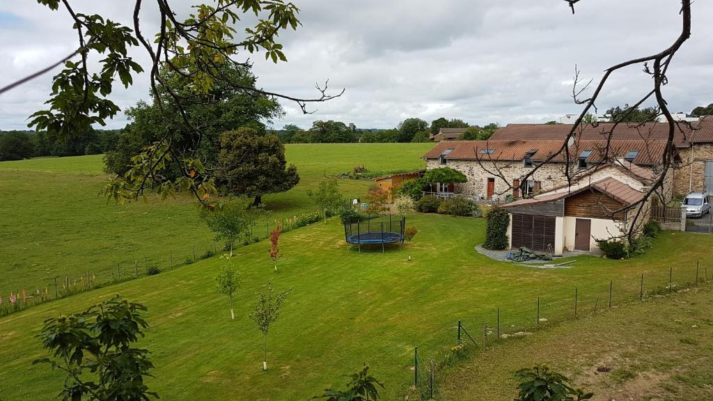 B&B / Chambre d'hôtes La THIBAUDIERE Tilleul 16, La Faye, 87230 Châlus