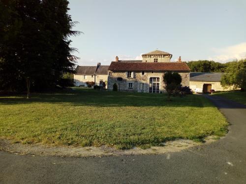 B&B / Chambre d'hôtes La Tour du Raygnier 2 lieu-dit La Tour du Raygnier Verneuil-le-Château