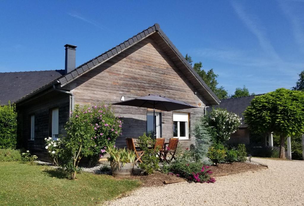 Maison de vacances La Tuillère : maison en bois avec vue et piscine Hameau la Tuillère - 2818 route du Puy Caput, 19130 Saint-Aulaire