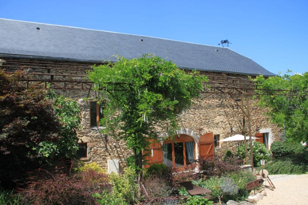 Maison de vacances La Vieille Grange avec piscine et jardin Lieu dit Recoules, 12350 Prévinquières