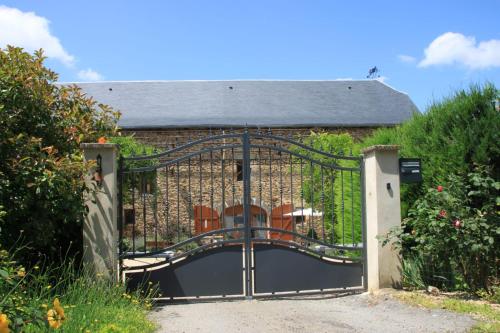 La Vieille Grange avec piscine et jardin Prévinquières france