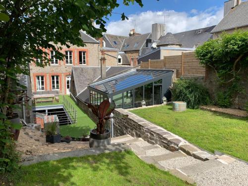 Villa La Villa Dei, gite 4étoiles, jardin, SPA OPTION et salle de jeu, société la Clef Decamp 12 Rue Carnot Villedieu-les-Poêles
