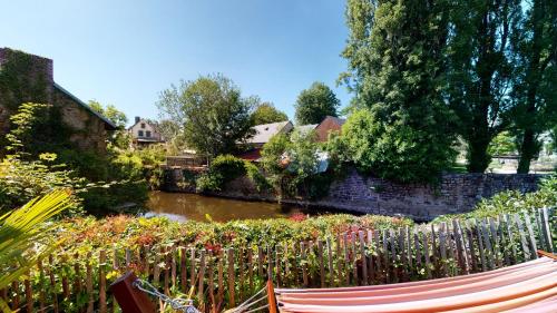 La Villa du Paradis , gîte 4 etoiles , jardin en centre ville, société La Clef Decamp Villedieu-les-Poêles france