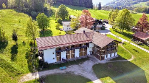 B&B / Chambre d'hôtes Labenbachhof Freizeit-Schulungs und Tagungszentrum 7 Froschsee Ruhpolding