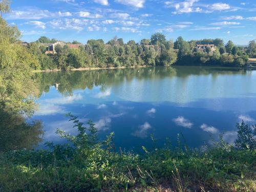 Lac De Lumiere. Relax with rural lakeside living Herry france