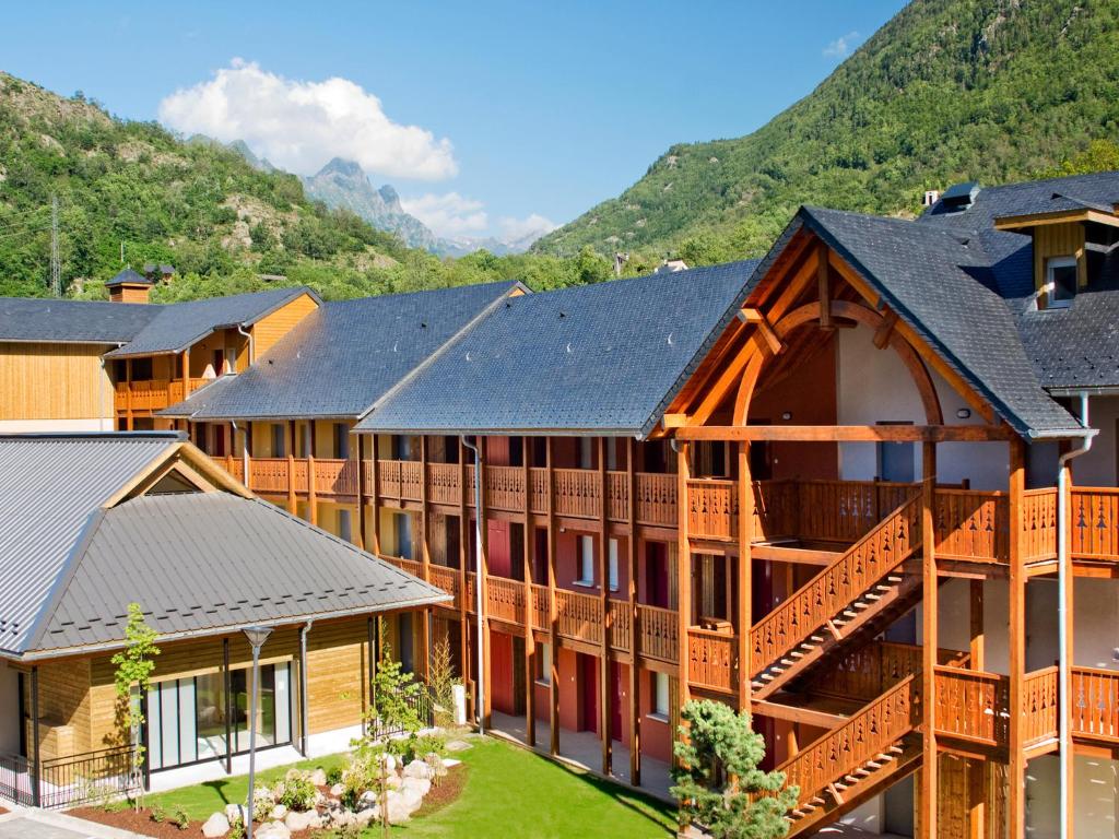 Appart'hôtel Lagrange Vacances Les Chalets d’Ax Quartier De Castel Maou - Chemin d'Aouredou -, Route d'Andorre RN 20, 09110 Ax-les-Thermes