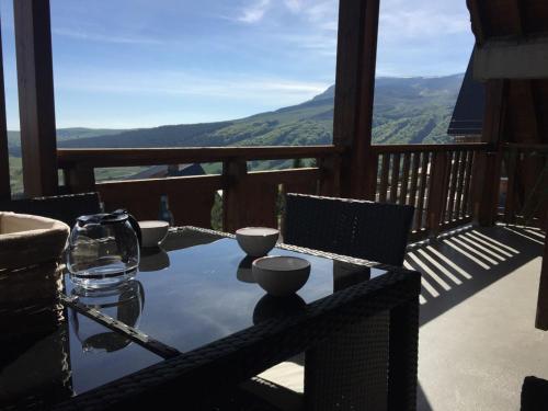 Lama-Gîte-des-Puys T3 Lamado vue époustouflante sud avec grande terrasse Super-Besse france