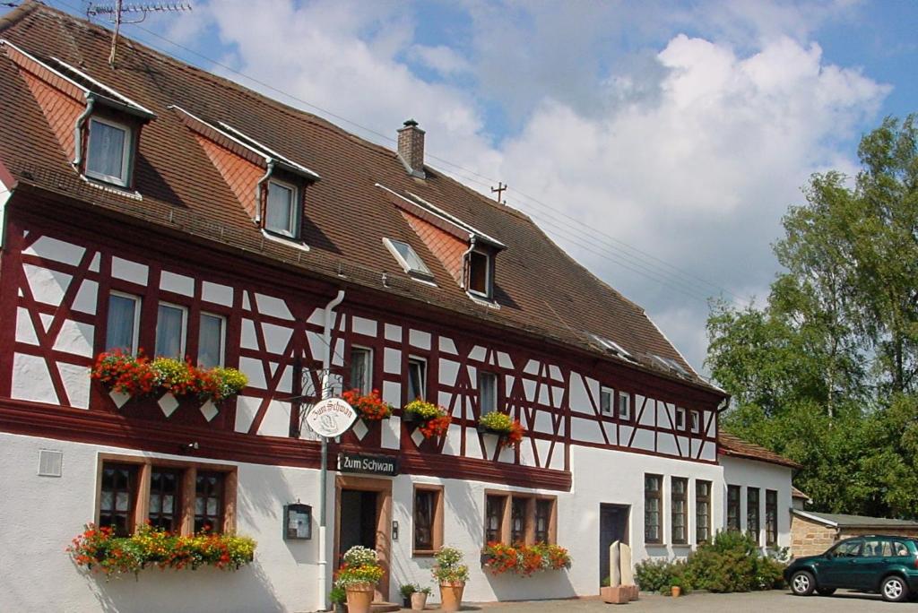 Maison d'hôtes Landgasthof & Hotel \ Kaiserslauterer Straße 2-4, 67705 Trippstadt