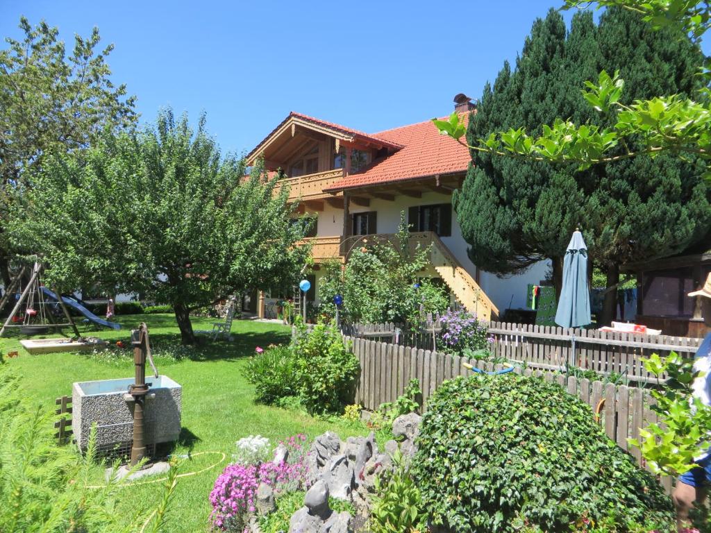 Appartement Landhaus Familie Doll Ferienwohnung Emerde Bachstrasse 9, 83673 Bichl