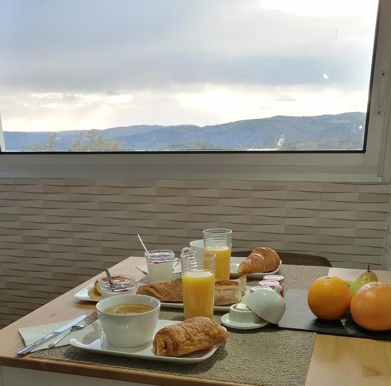 Maison d'hôtes Lapausedegout chambres climatisées table d'hôtes piscine et terrasse 43 Le Soulage, 46200 Lachapelle-Auzac