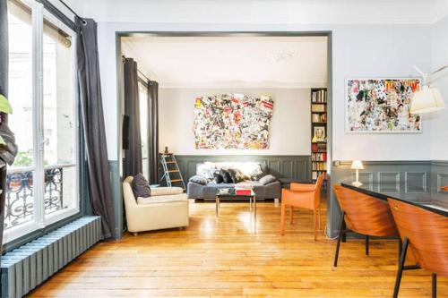 Large & Bright Apartment, Central Paris, Montmartre-Opéra, Picturesque Rue des Martyrs Paris france