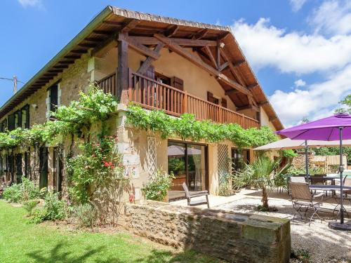 Maison de vacances Large Farmhouse in Nantheuil France With Private Garden  Nantheuil