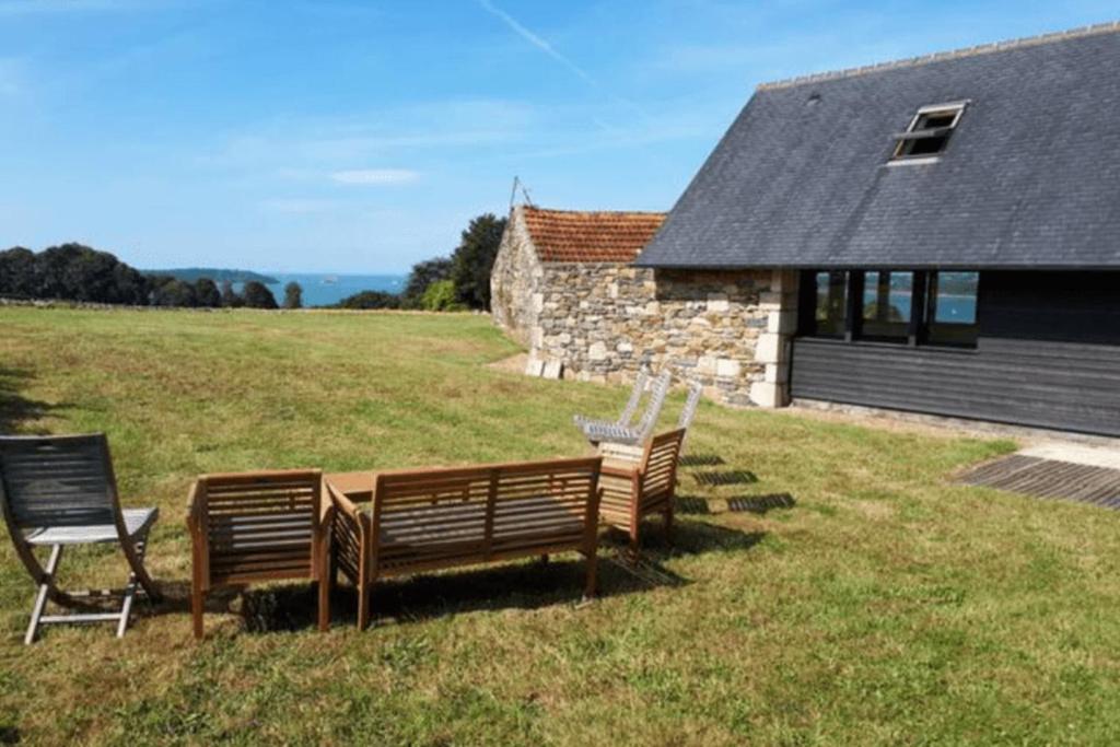 Maison de vacances Large farmhouse with garden and sea view for 8 people Ty fort cabalan, 29670 Locquénolé