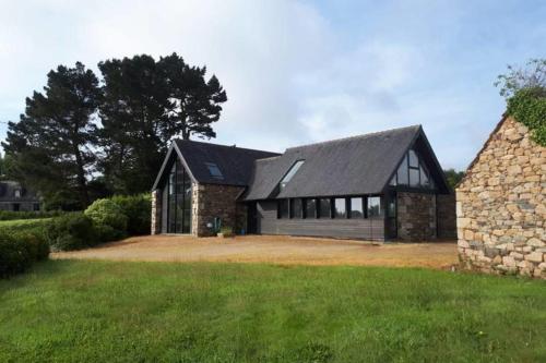 Large farmhouse with garden and sea view for 8 people Locquénolé france