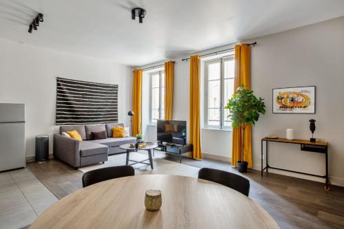 Large modern and calm flat at the doors of Panier in Marseille - Welkeys Marseille france