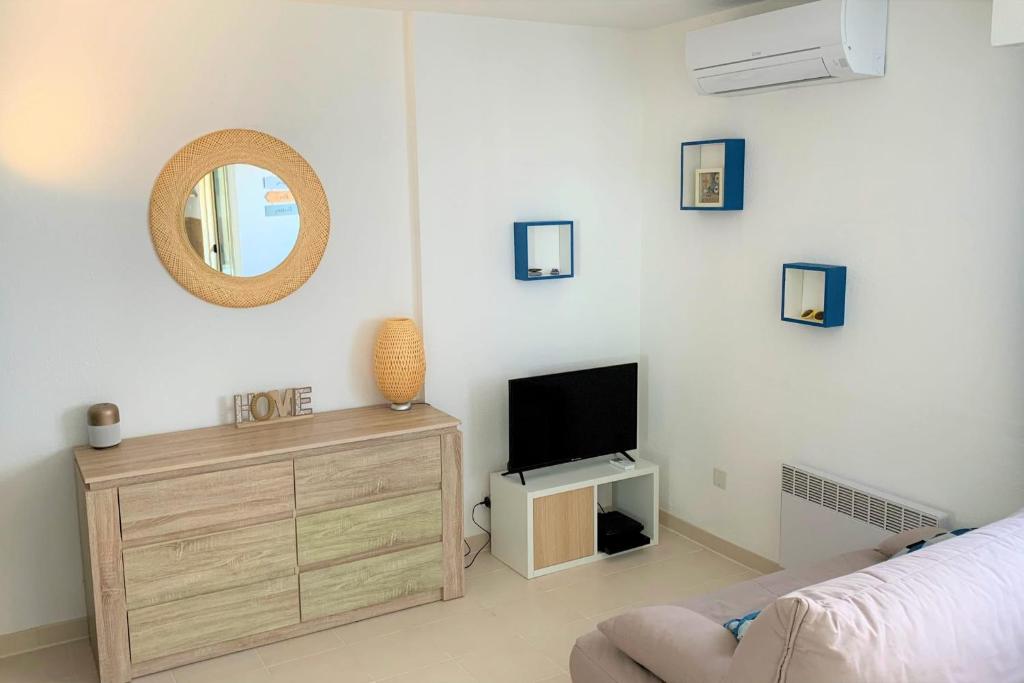 Appartement Large studio 200m from the sandy beaches air conditioning wifi 22 rue bricka, 06160 Juan-les-Pins
