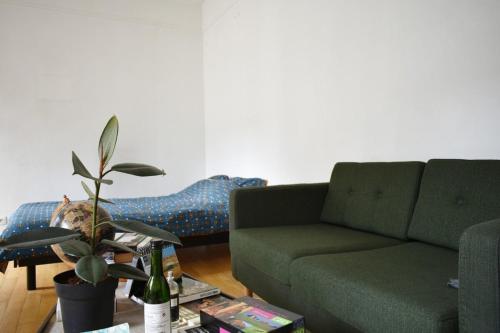 Large Stylish Studio Near Train Station Paris france