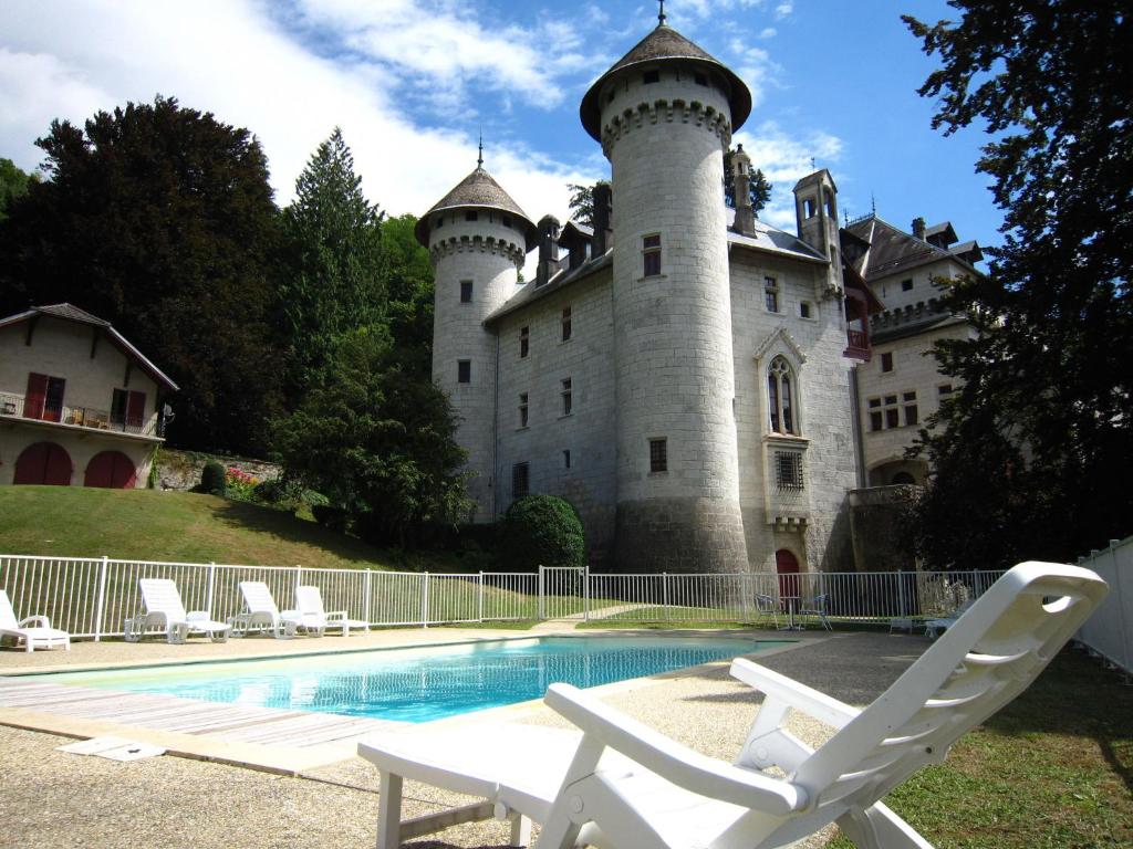 Maison de vacances Lavish Castle in Serri res en Chautagn with Pool , 73310 Serrières-en-Chautagne