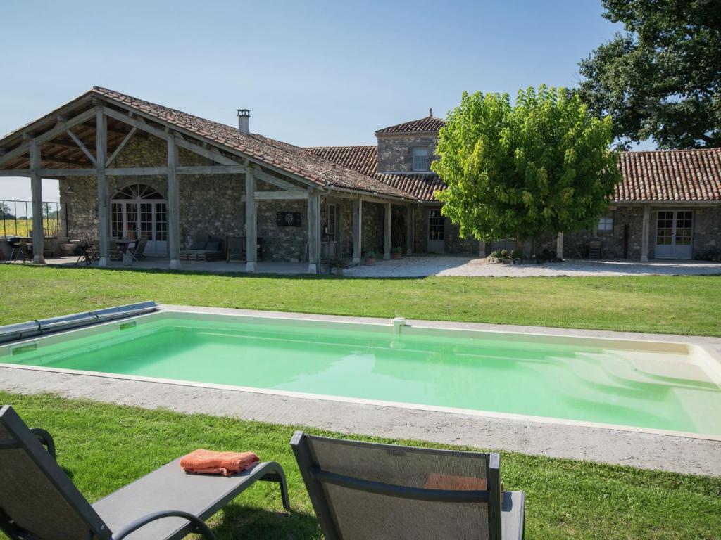 Maison de vacances Lavish Mansion in Fargues-sur-Ourbise with Private Pool , 47700 Fargues-sur-Ourbise