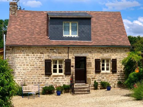 Maison de vacances Le Bas Chesnay Chambres d' Hôtes et Gîte Domfront en Poiraie Le Bas Chesnay, 2073 Route de la Pageotiere Domfront