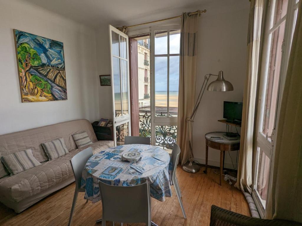 Appartement Le Bateau - Vue imprenable sur la mer BAT C, 1er Etage, Porte Jaune et Rouge 1 Rue d'Axbridge, 14510 Houlgate