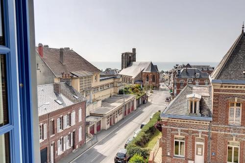 Le beffroy - vues dominantes sur la mer et le bourg Ault france