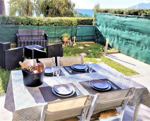 Appartement Le Bleu Paradis, rez-de-jardin en front de mer 40 Boulevard du Midi Louise Moreau Cannes