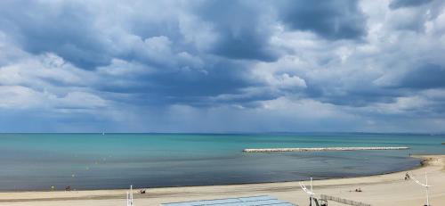 Le Catamaran 1 de France face à la Plage Vue Mer Le Grau-du-Roi france