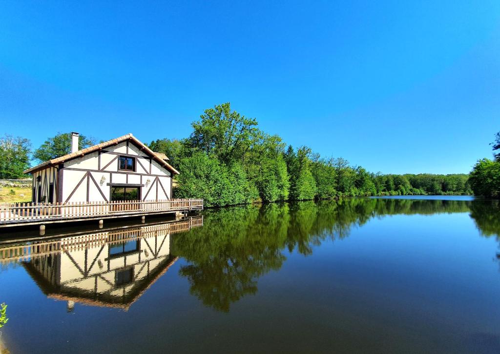 Maison de vacances Le Chalet du Moulin de Lapeyre Lieu dit Le Moulin de Lapeyre, 24360 Saint-Estèphe