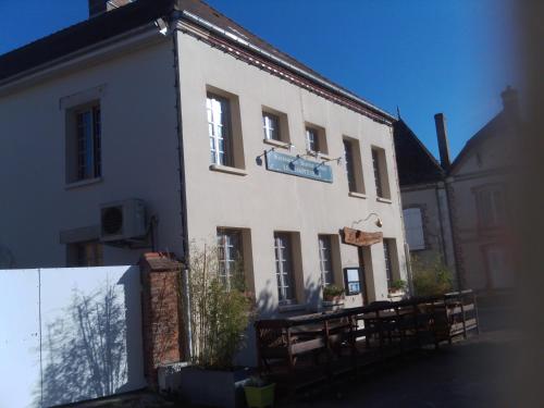 Hôtel Le Champcevrais place de l'église 28 Rue des Variétés Champcevrais