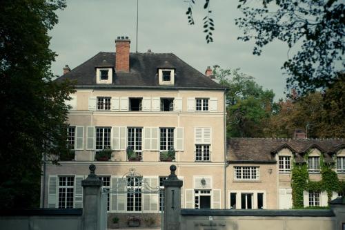 Le Chateau De La Vierge Bures-sur-Yvette france