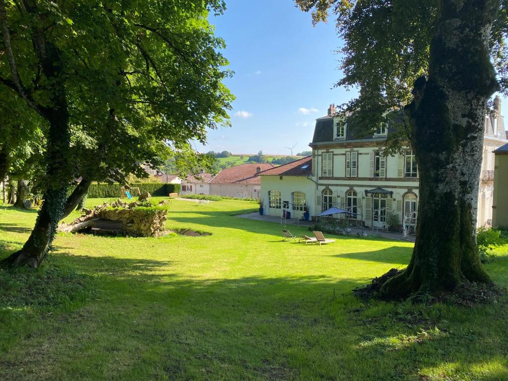 Maison d'hôtes LE CHATEAU DE MONTHUREUX LE SEC 101 Rue Grande Rue, 88800 Monthureux-le-Sec