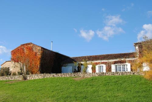 B&B / Chambre d'hôtes Le Château de Roquebère le château de Roquebère route de Nérac Condom