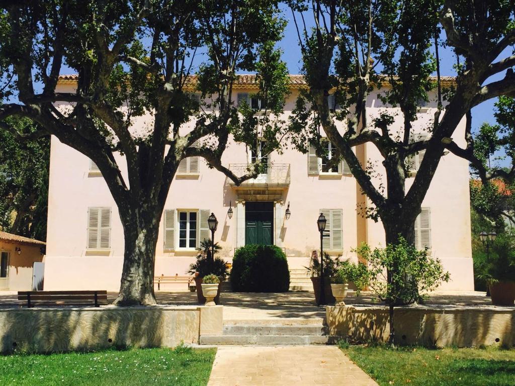Maisons de vacances Le château des Anglades Quartier Couture 1845 route de Nice, 83400 Hyères