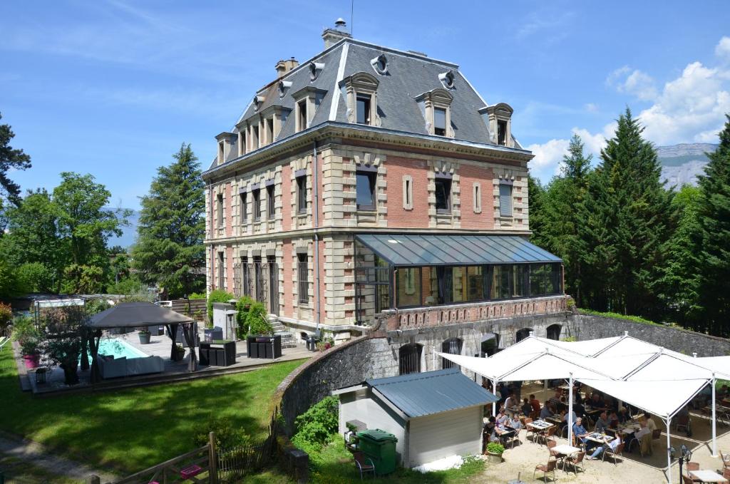 B&B / Chambre d'hôtes le château des arènes 7 Rue des Arènes, 38610 Gières