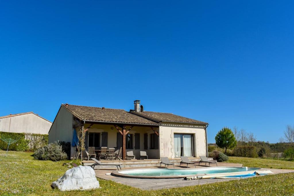 Maison de vacances Le Chêne - Maison 8 pers piscine privée tennis Le Grand Tourtre Domaine du Grand Tourtre, 16210 Chalais