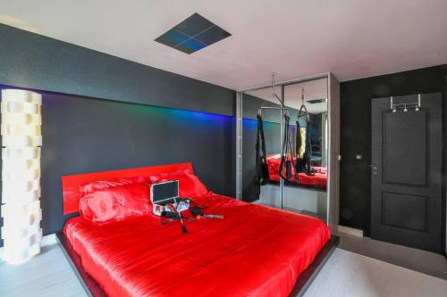 Appartement Le Chérubite: entre érotisme et baroque #sexroom #BDSM 258 Quai Georges Pompidou La Grande Motte