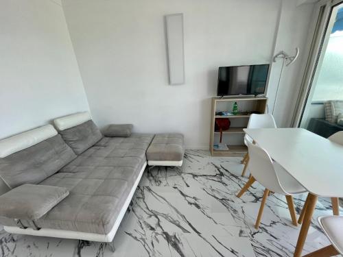 Appartement Le CHOUTA BEACH Studio 2ème étage 22 Avenue Guy de Maupassant Antibes