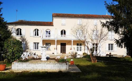 B&B / Chambre d'hôtes Le Clos des Cèdres b&b 6 ter, rue de l'aumônerie La Rochefoucauld