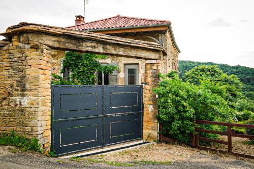 LE CLOS DES PIERRES ROUGES Burgy france