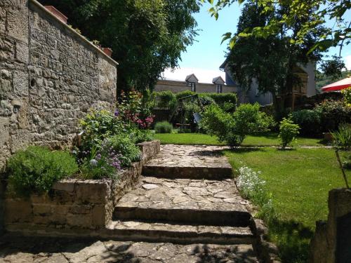 B&B / Chambre d'hôtes Le Clos du Barry 5 rue du Barry Sévérac-lʼÉglise