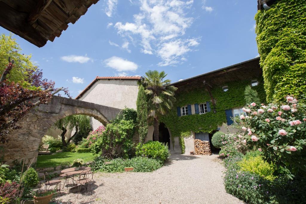 B&B / Chambre d'hôtes Le Clos Du Perret Le Perret, 69440 Chaussan