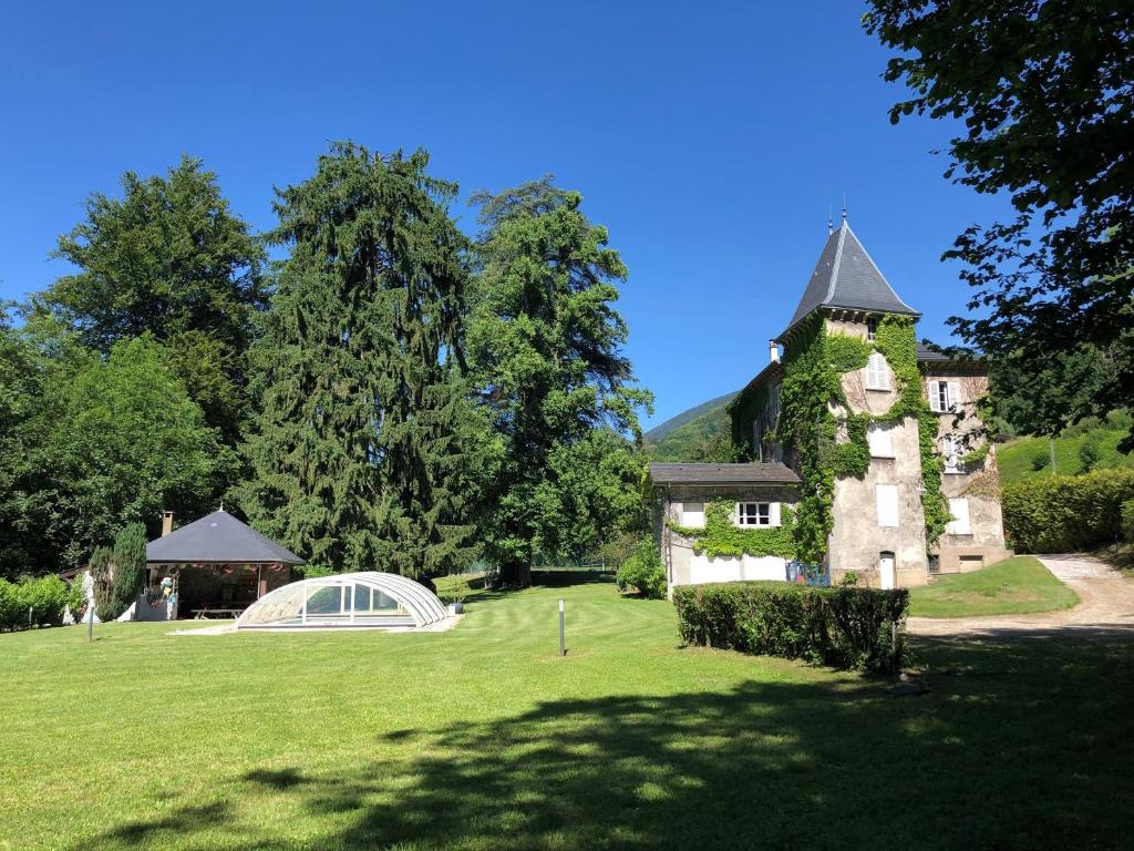 B&B / Chambre d'hôtes LE CLOS DU TULIPIER RUE EMILE LEBORGNE, 38580 La Chapelle-du-Bard