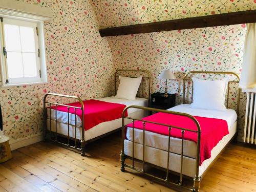 B&B / Chambre d'hôtes Le Donjon d'Anthon 9 rue de la Gait Anthon