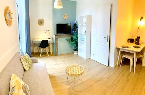 Appartement LE DUMON 2 - T2 avec GARAGE - TERRASSE - WiFi - Gare à 200m 12 Rue Courteline Agen