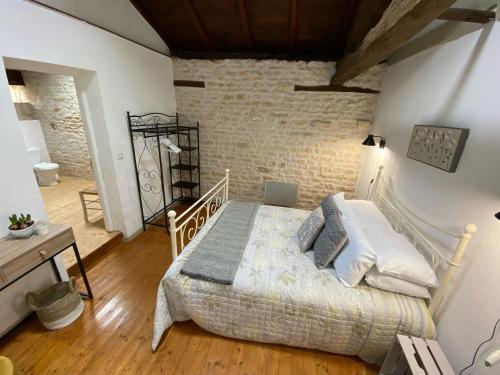 Le Figuier - 4 bedroom Farmhouse Gite Limalonges france