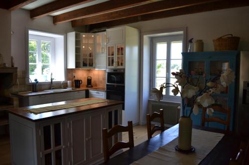 Maison de vacances Le Figuier, Large house with pool, gym & separate gite 2 Chemin de l'Abrevoir Saint-Ythaire